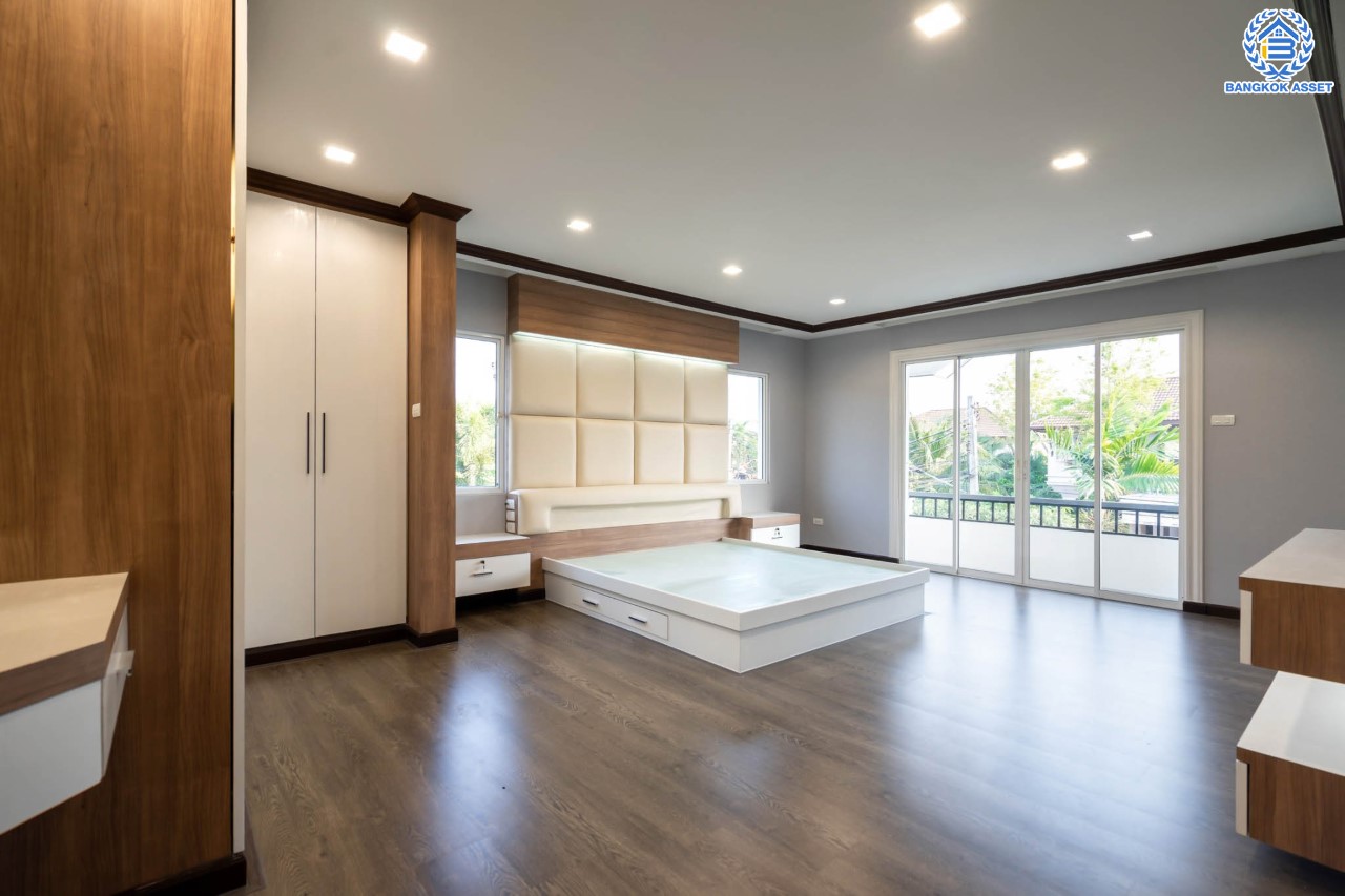 บ้านมือสองตกแต่งใหม่ คฤหาสน์หลังใหญ่พิเศษ!! เนื้อที่ 113 ตร.ว. #แปลงมุม ม.ปริญญดา ติดพุทธมณฑลสาย2  พื้นที่ใช้สอยมากกว่า 500 ตร.ม. ฟังก์ชันจัดเต็ม 4 ห้องนอน 7 ห้องน้ำ 1 Living Room 1 ห้องอเนกประสงค์ และ 1 ห้องแม่บ้าน จอดรถได้ 4 คัน บนทำเลเดินทางสะดวก ใกล้ทางคู่ขนานลอยฟ้าบรมราชชนนี, เซ็นทรัลปิ่นเกล้า และม.มหิดล